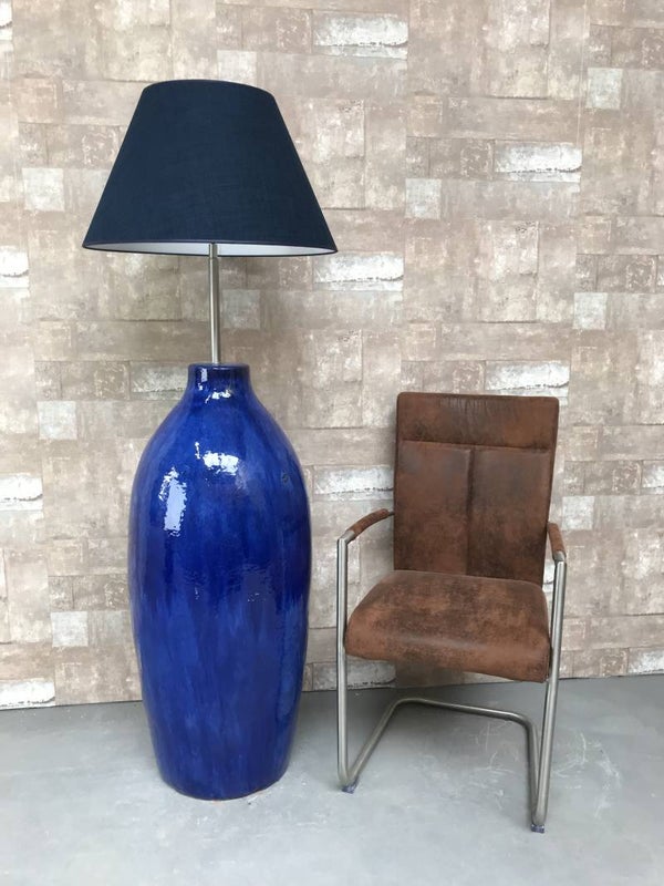 V021223 Vloerlamp aardewerk blauw glazuur met donker blauwe linnen kap.