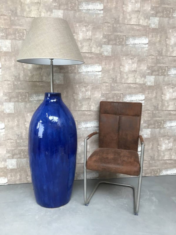 V021227 Vloerlamp aardewerk blauw glazuur met licht bruine linnen kap.