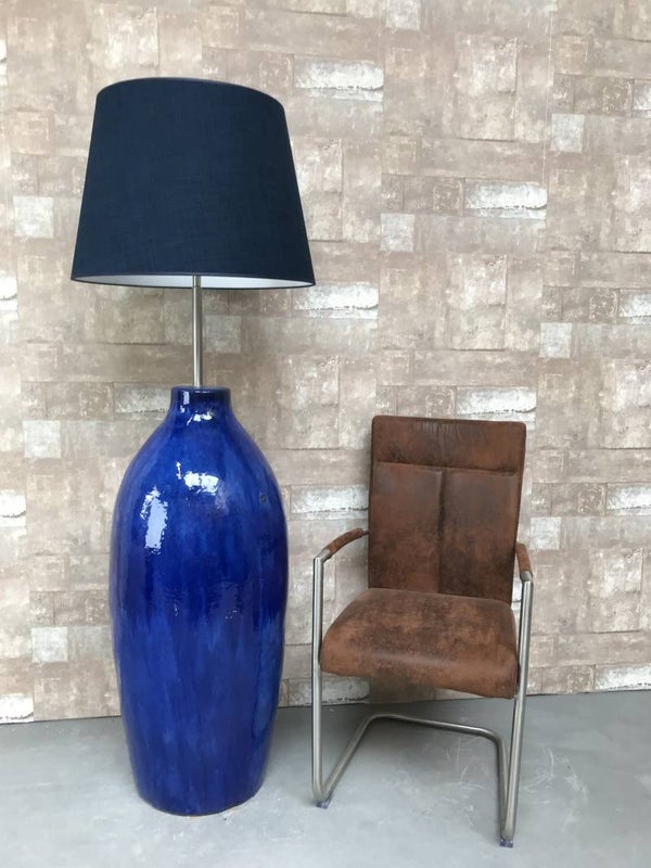 V021230 Vloerlamp aardewerk blauw glazuur met donker blauwe linnen kap.