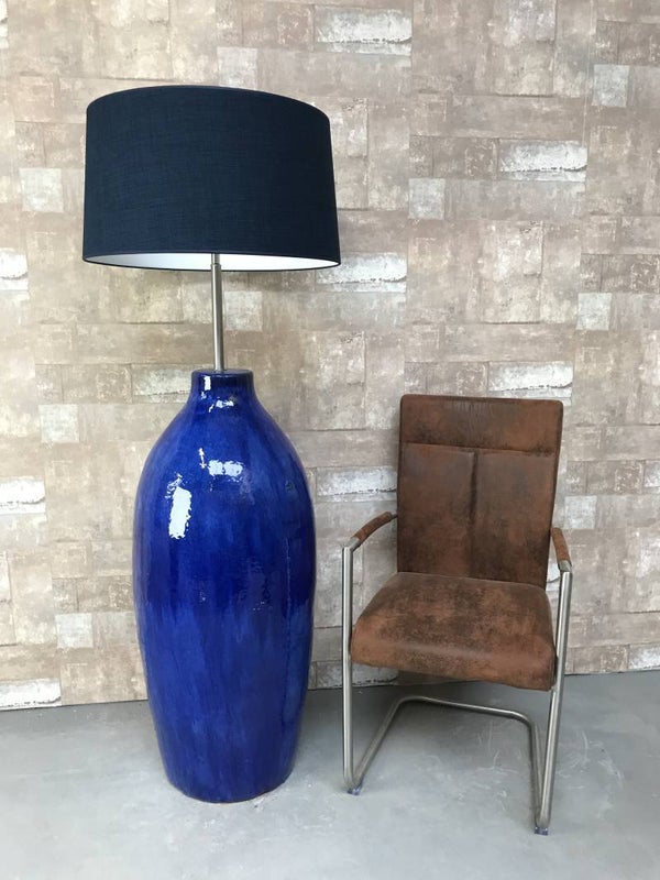 V021237 Vloerlamp aardewerk blauw glazuur met donker blauwe linnen kap.