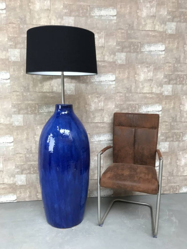 V021239 Vloerlamp aardewerk blauw glazuur met zwarte linnen kap.