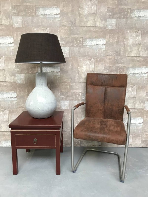 T020710 Tafellamp aardewerk grijs glazuur met donker bruine linnen kap.