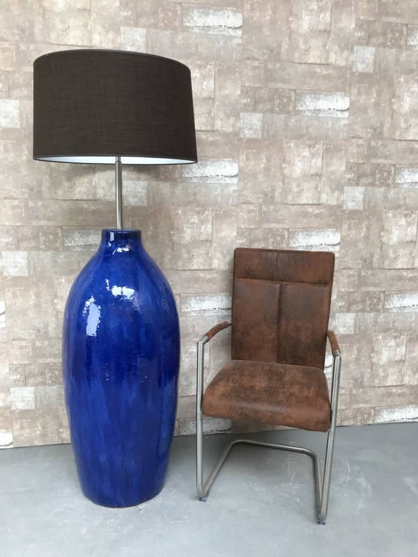 V021236 Vloerlamp aardewerk blauw glazuur met donker bruine linnen kap.