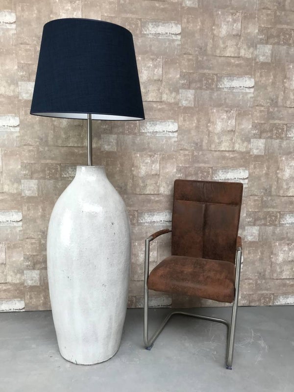 V020730 Vloerlamp aardewerk grijs glazuur met donker blauwe linnen kap.