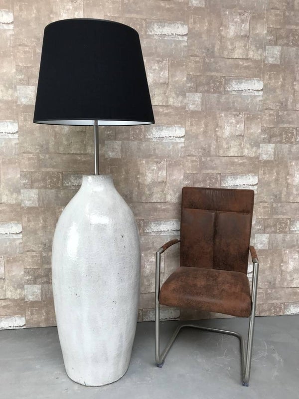 V020732 Vloerlamp aardewerk grijs glazuur met zwarte linnen kap.