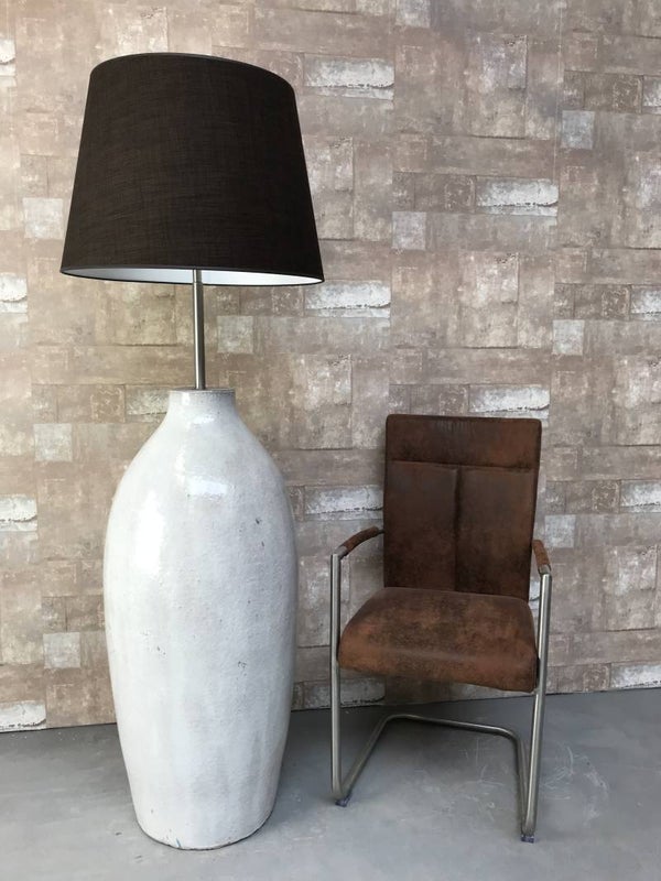V020729 Vloerlamp aardewerk grijs glazuur met donker bruine linnen kap.