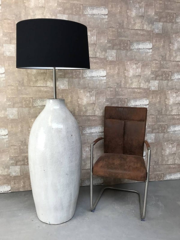 V020739 Vloerlamp aardewerk grijs glazuur met zwarte linnen kap.