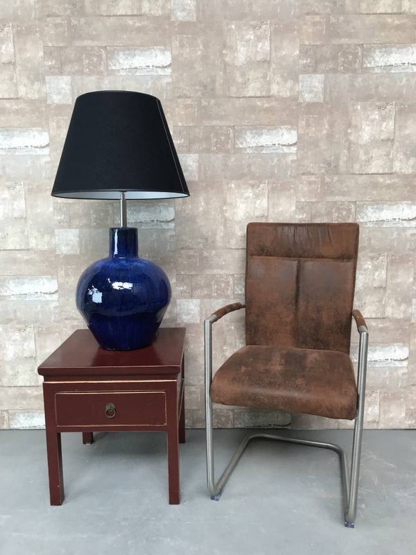 T031203 Tafellamp aardewerk blauw glazuur met zwarte linnen kap.