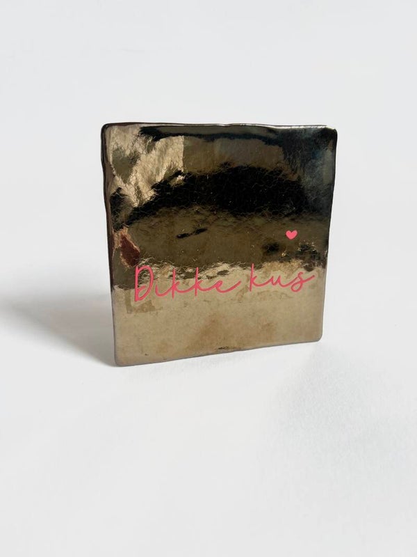 Tegeltje (brons) 10x10cm - Dikke kus