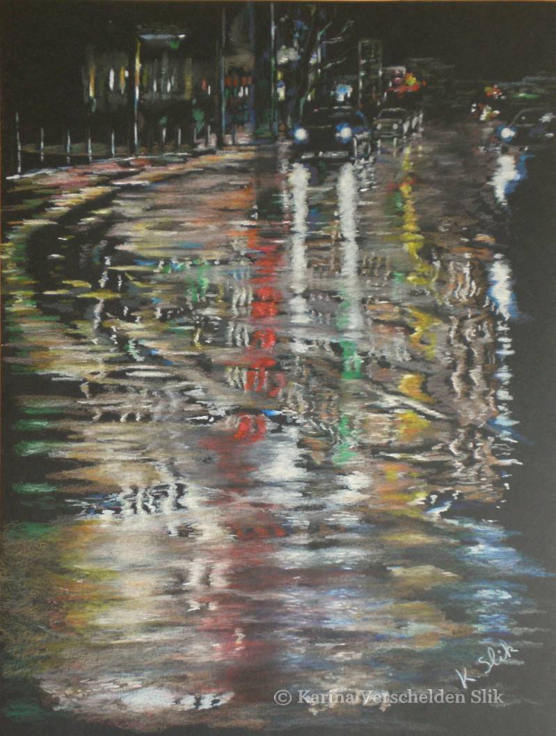 kleurpotloodtekening van een weg in een stad in het donker. De weg is nat en reflecteerd alle stadse lichten