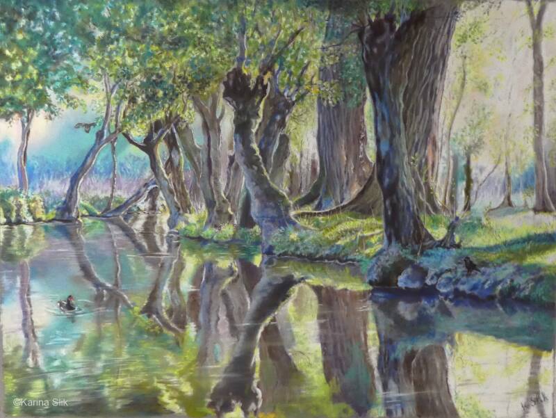 Pasteltekening van een bos in verstilling. De bomen reflecteren in een stil water