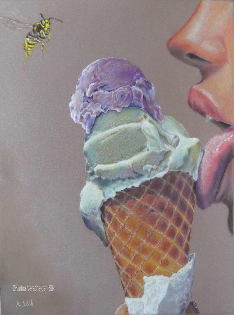 Pasteltekening van een ijsje op een hoorntje. En iemand likt eraan. Een wesp duikt er ook op af.