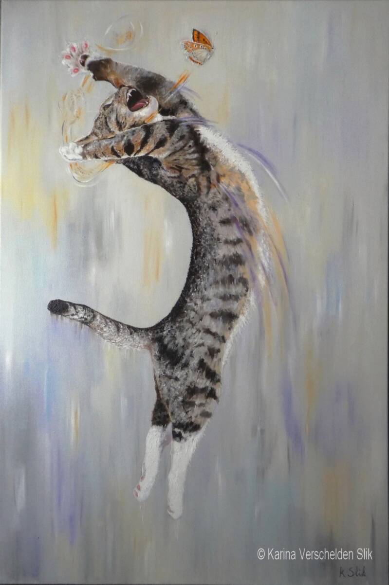 olieverfschilderij van een kat die naar een vlinder springt