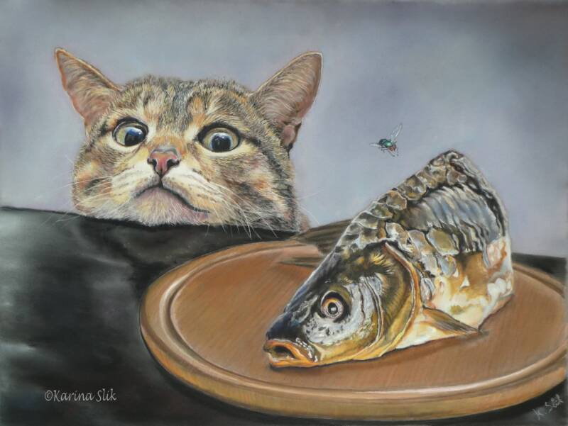 Pasteltekening van een kat die verlangend naar een vis op tafel kijkt