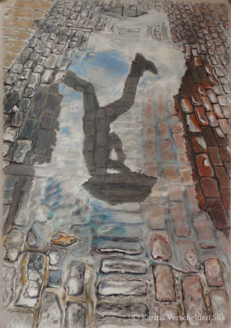 Reflectie van een persoon met paraplu in een plas met water. De persoon neemt een grote stap. Kleurpotlood tekening