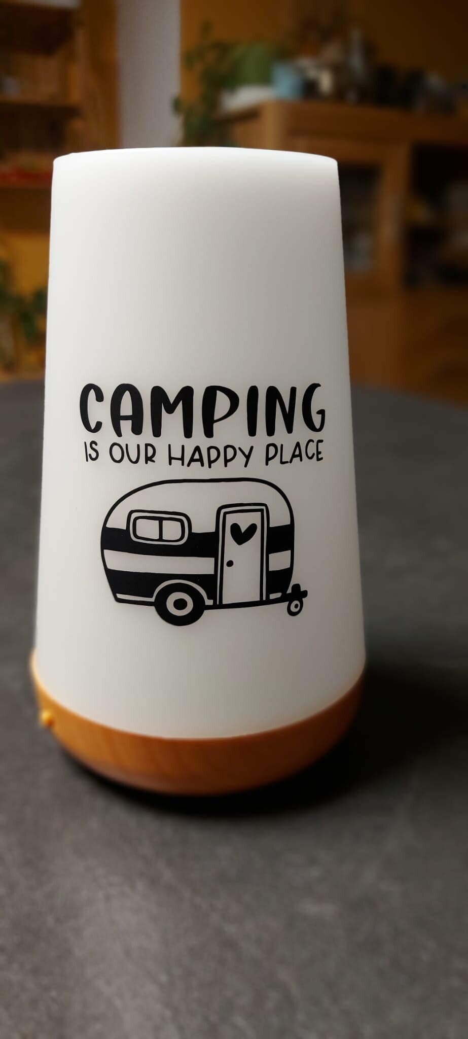 CampVibes – Campinglampe mit Wohnwagen-Motiv und wechselnder LED-Beleuchtung
