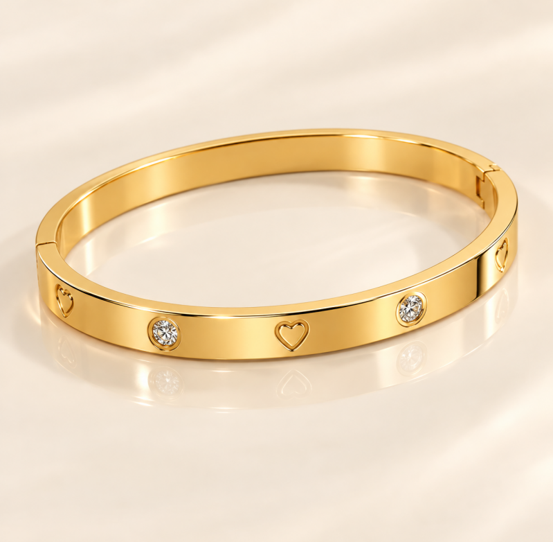 Kyra Love Armreif mit Herzgravur aus Edelstahl in Gold und Silber