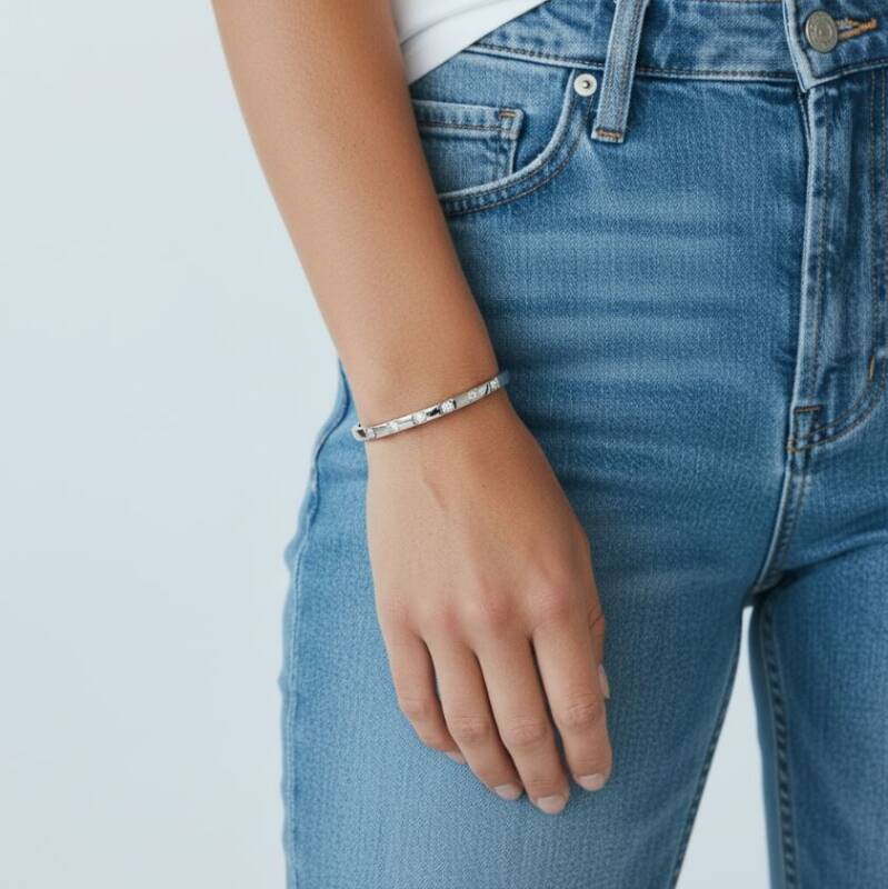 Diamond Nyla Armreifen in Gold und Silber mit funkelnden Zirkoniasteinen von NAZZORA