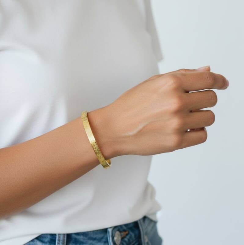 Ayetel Kursi Armreifen in Gold und Silber mit arabischer Gravur von NAZZORA