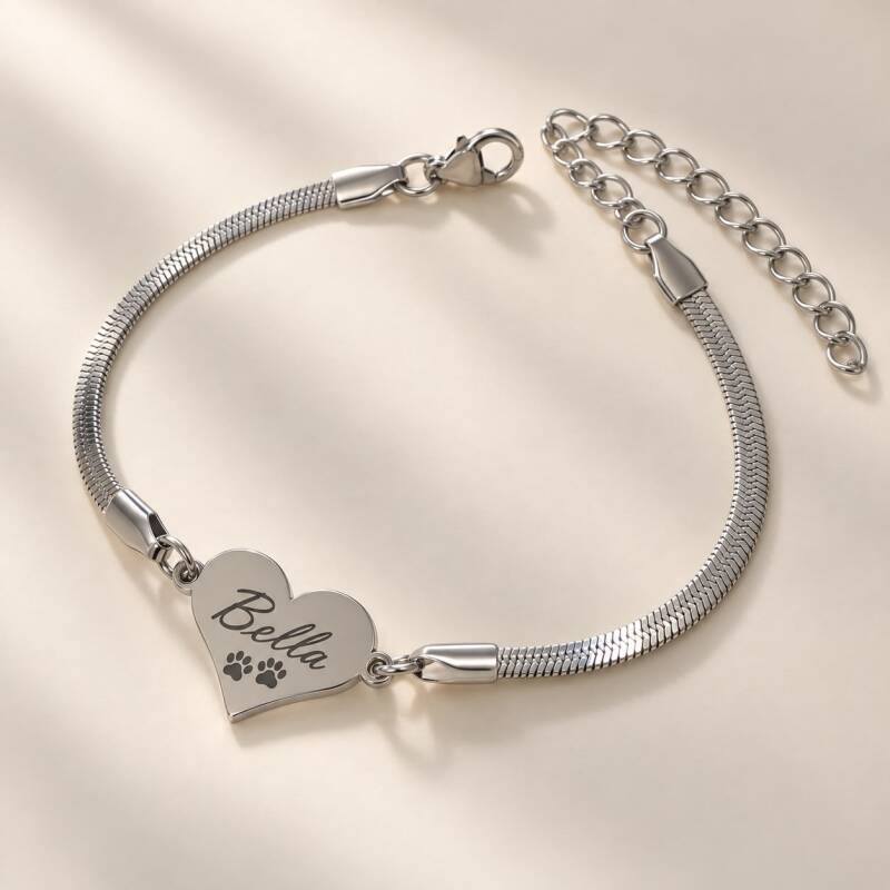 Armband mit Hundenamen und Pfotenmotiv graviert