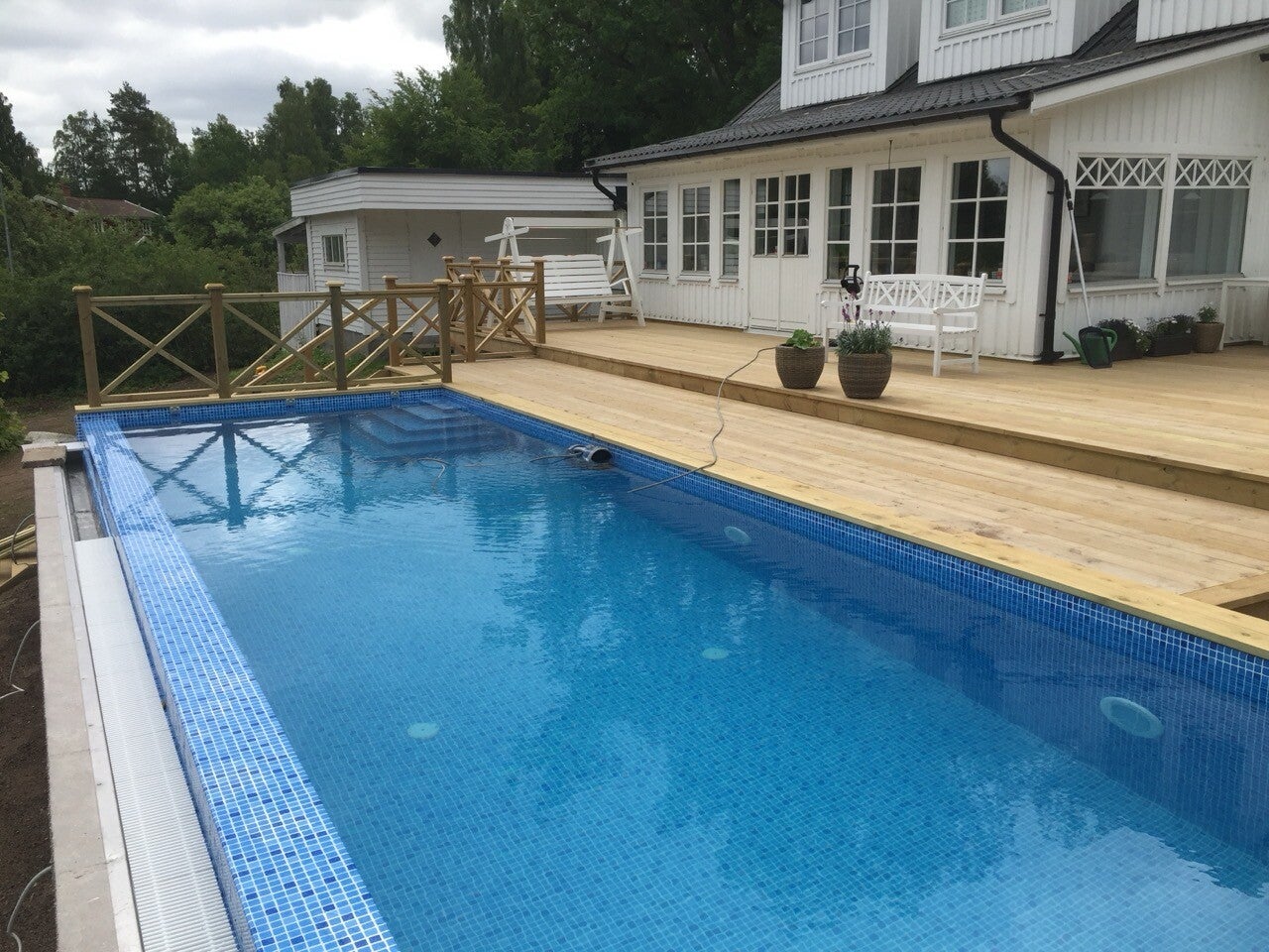 Infinity pool och nybyggt trädäck