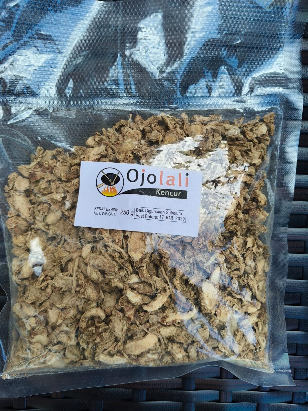 Kentjoer gesneden/ Dried Sliced Kentjoer (kencur) 250 G