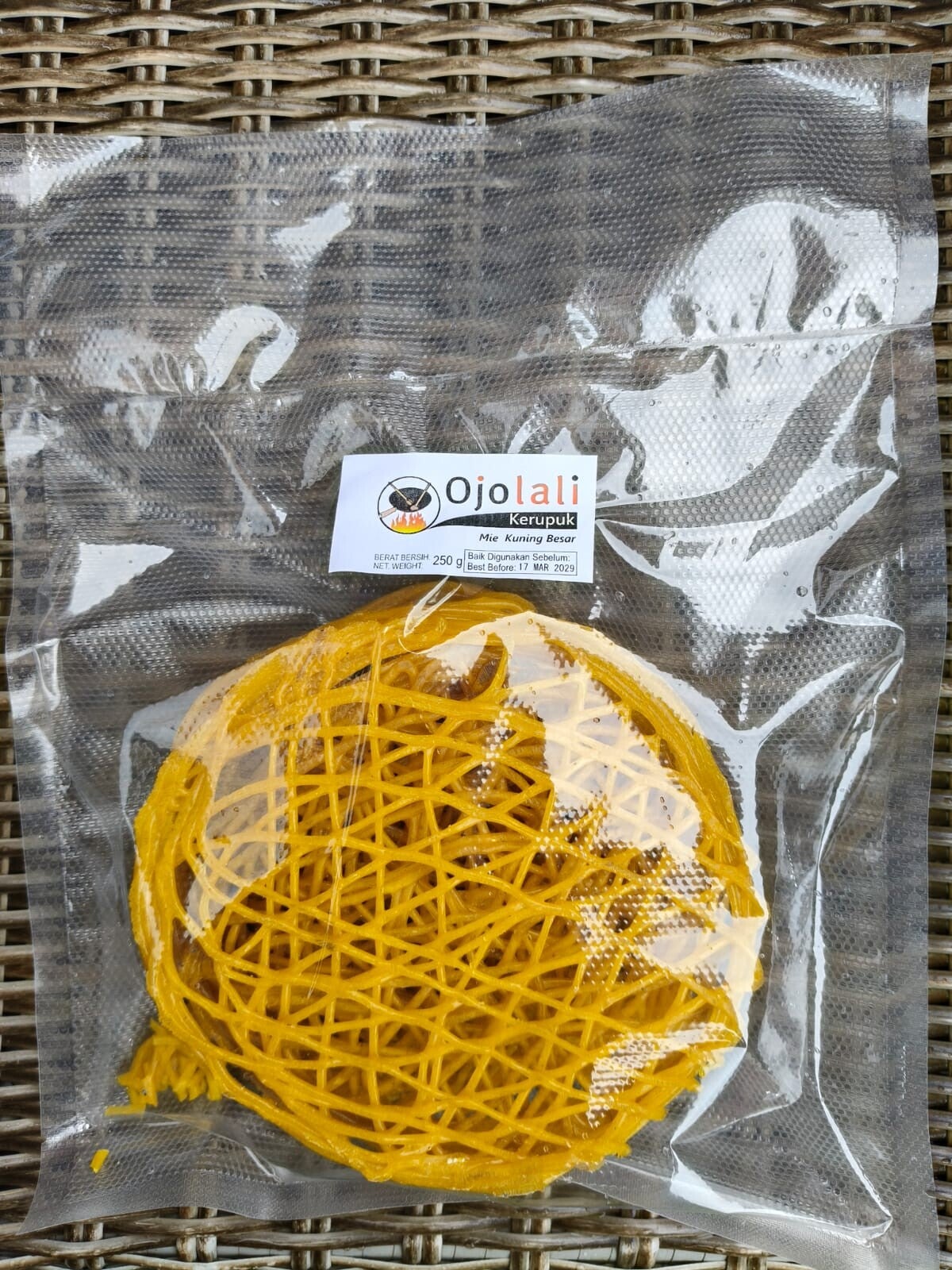 Kerupuk Mie Kuning Besar (Groot/ bigger) 250 G (Ongebakken/ Mentah)