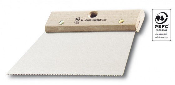Spatule crantée 4 x 2,5 mm pour appliquer une résine autolissante