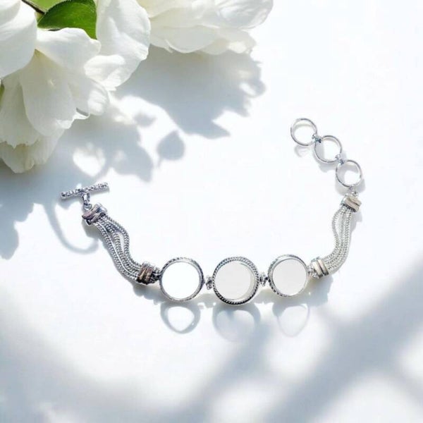 -Metal bracelet with three circles