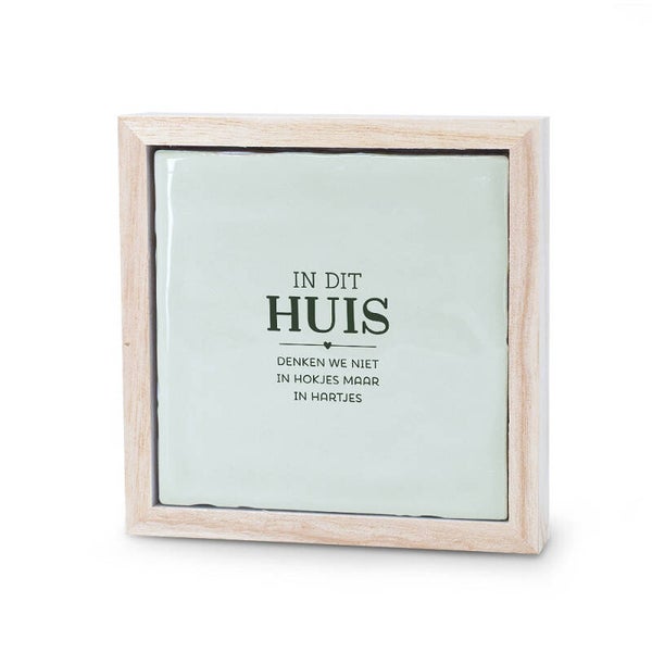 Tegel in houten lijstje - in dit huis