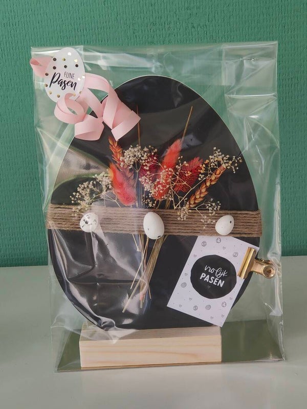 Paasei met droogbloemen en standaard