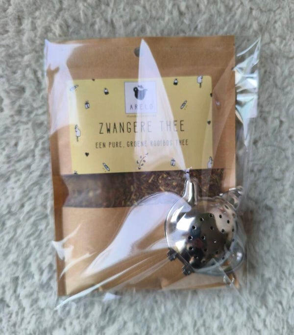 Zwangere thee met zeefje