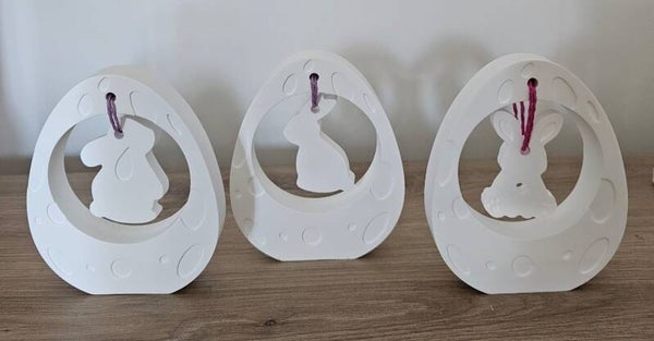 Oeufs avec lapin suspendu