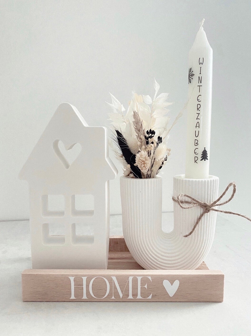 Häuser Dekotablett mit U Form Vase,  Trockenblumen und Stabkerze