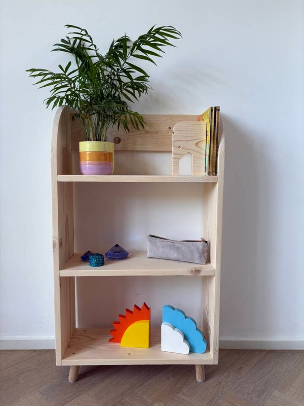 Handgemaakt kastje/kinderboekenkastje - vrolijk en speels ontwerp.