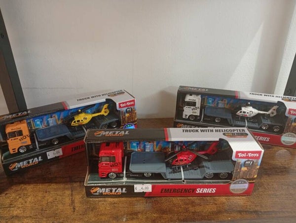 Camion remorque avec hélicoptère