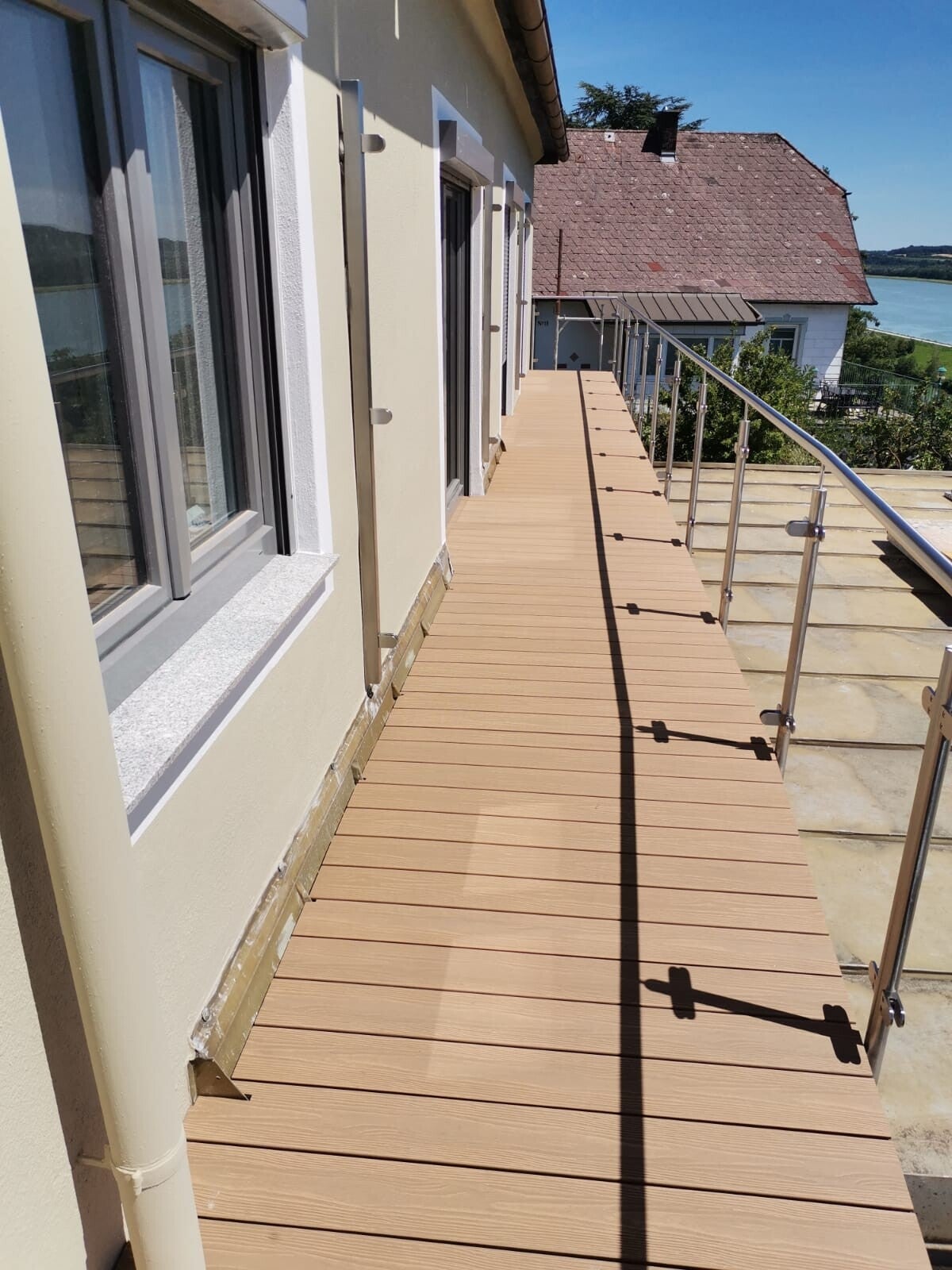 Terrassendielen und Gerätehaus im Außenbereich