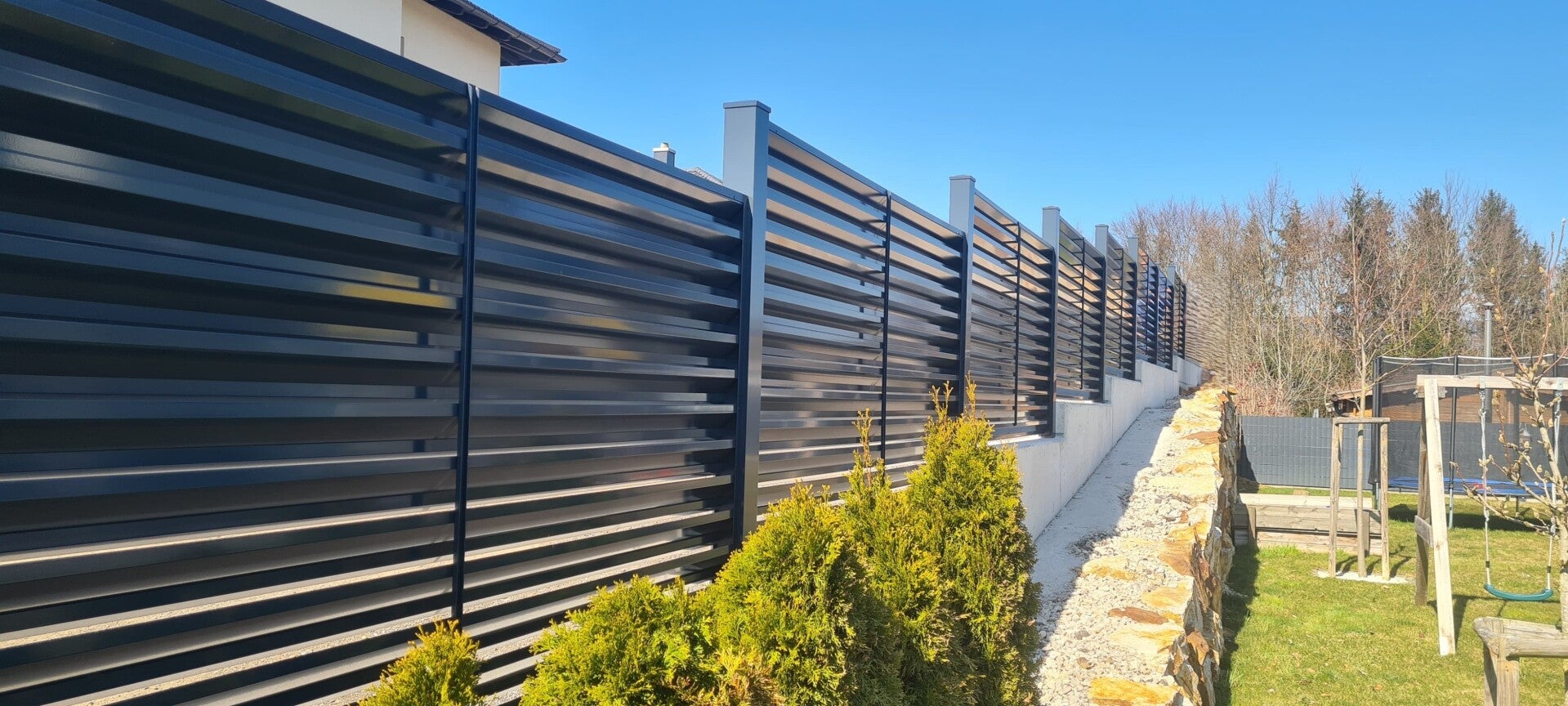 Metallzaun mit klarer Linienführung