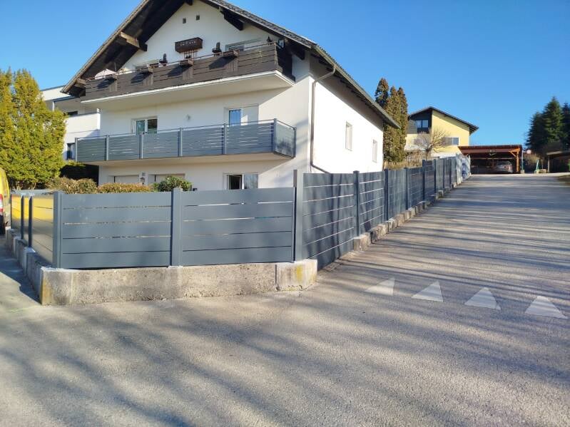 Montage eines Metallzauns im Außenbereich