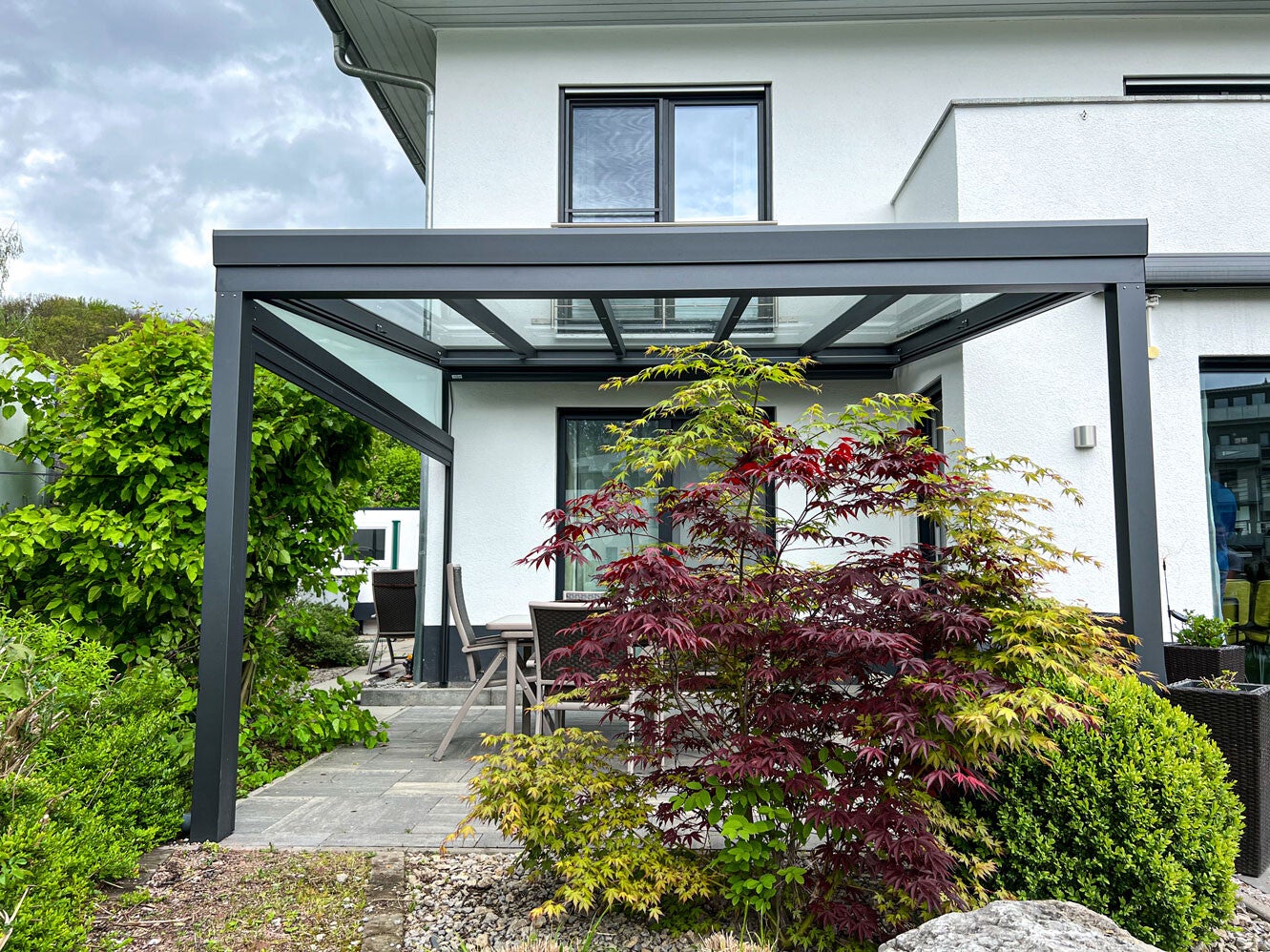 Terrassenüberdachung aus Metall für Einfamilienhaus