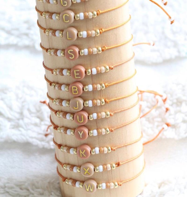 Letter armbandje bruin