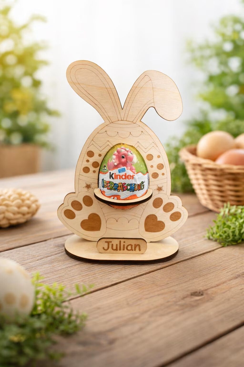 Osterhasen-Aufsteller aus Holz mit Namen "Julian" und Halterung für ein Überraschungsei