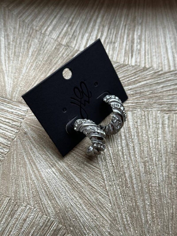 Zilveren oorhangers gedraaid met strass steentjes