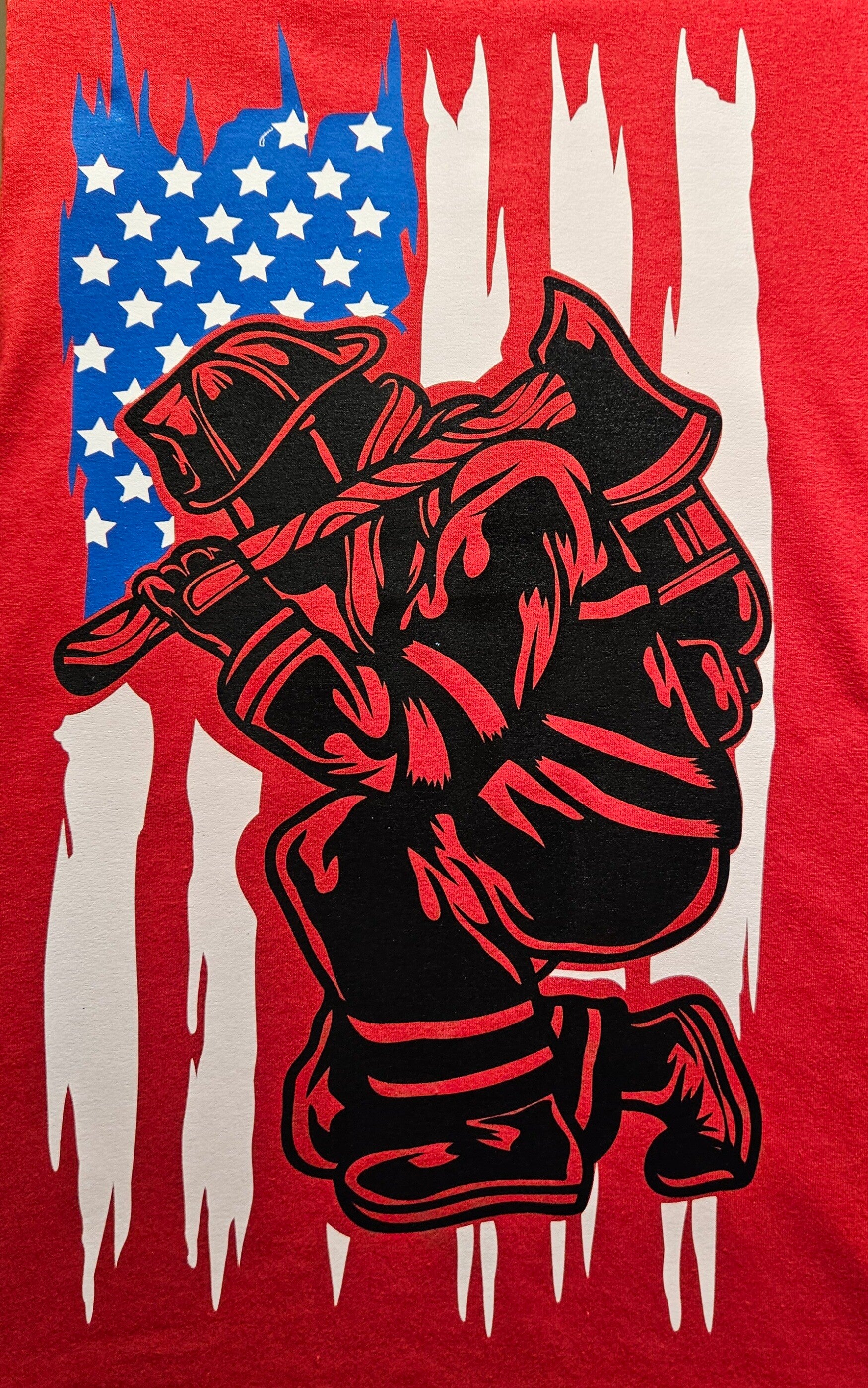 KNEELING FIREFIGHTER W/ FLAG T-SHIRT