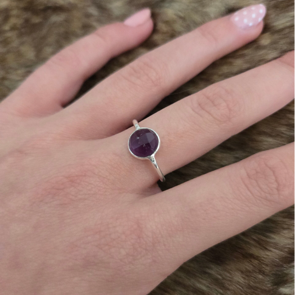 Ring zilver met in facet geslepen Ametist