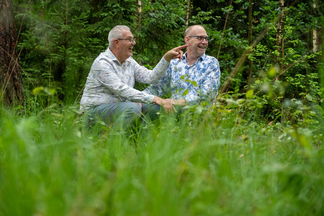 Getrouwde mannen tijdens vrolijke fotoshoot in de Kampina, zien een koe langslopen