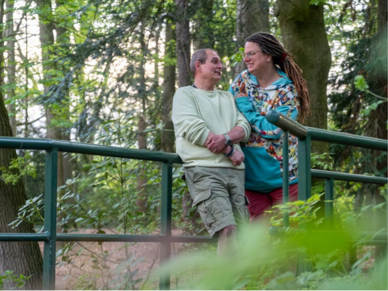 Liempde's stel tijdens ontspannen fotosessie in park Molenwijk in Boxtel, Noord Brabant