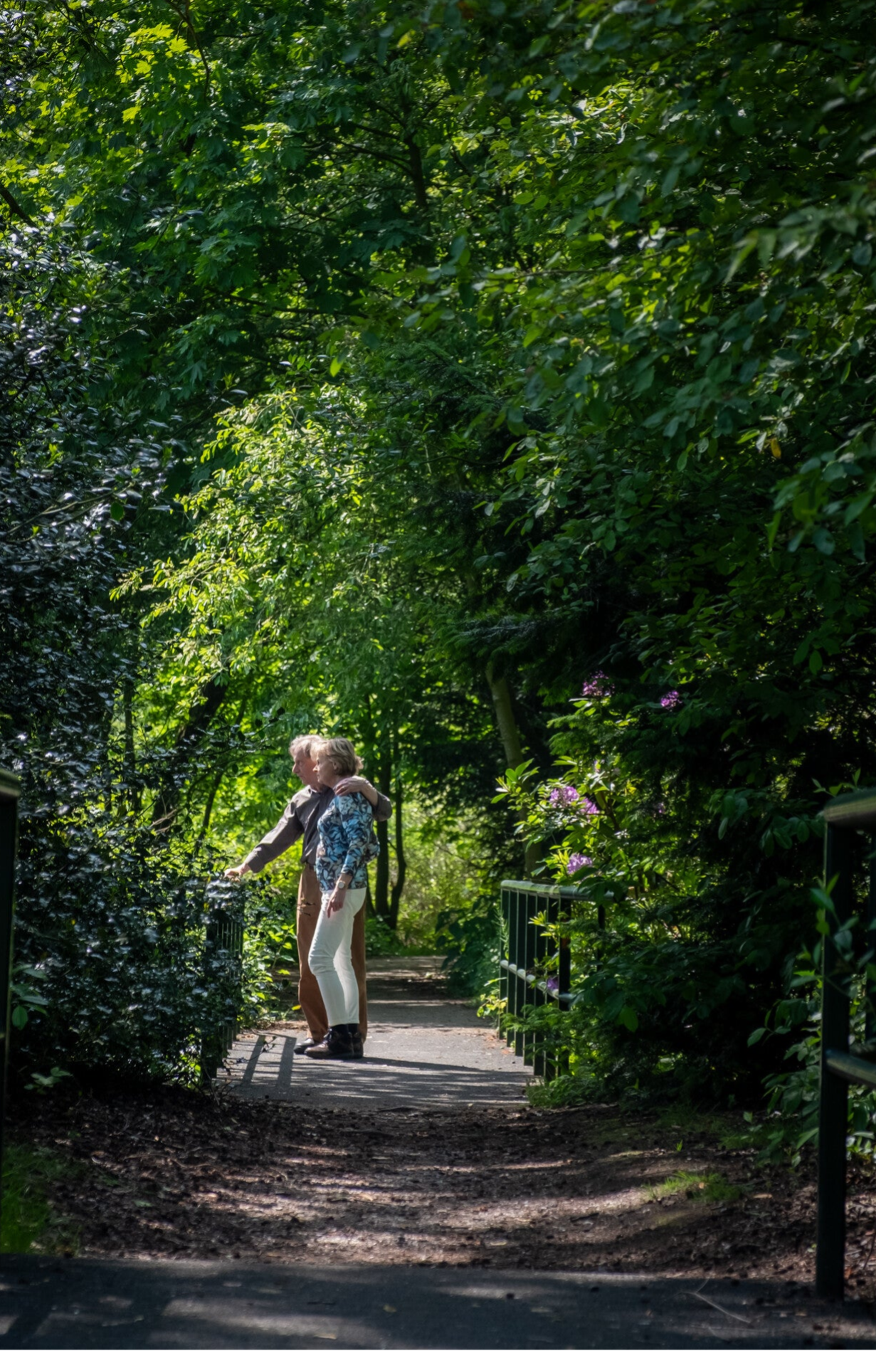 Koppelshoot van volwassen stel in park in Boxtel