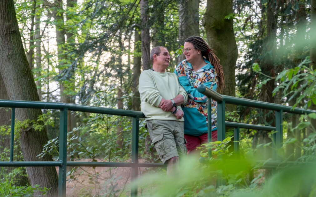 Liempde's stel tijdens ontspannen fotosessie in park Molenwijk in Boxtel, Noord Brabant