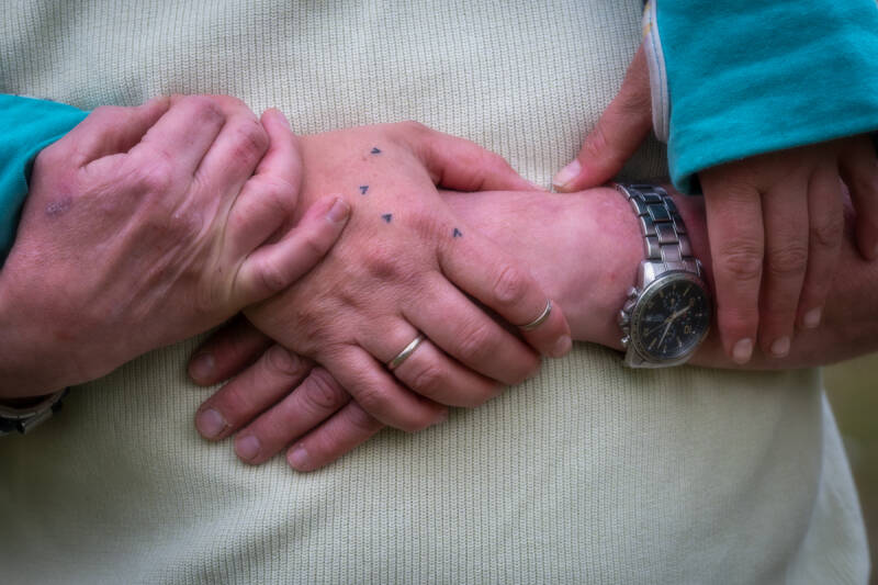 handen vol liefde tijdens een loveshoot